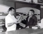 Tim Hortons y Ron Joyce, el primer franquiciador, se hacen socios.